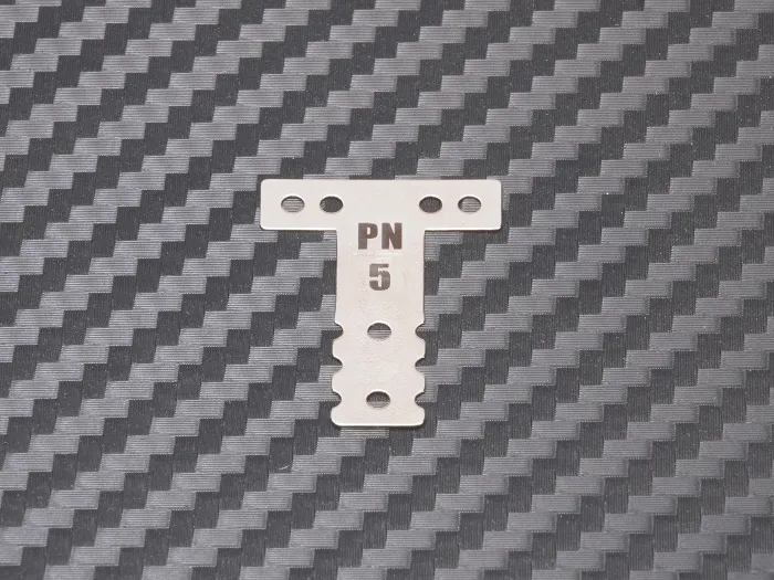 PN Racing Placa T MM dureza #5 en acero para MR03/MR04